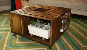 Tisch Aus Weinkisten Bauen 12 Praktische Diy Ideen Und Bauanleitungen Weinkisten Tisch Couchtisch Weinkisten Holzweinkisten