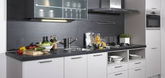 steinhaus umea 358 is een strakke moderne keuken de bovenkasten hebben glazen deuren en onder de kookplaat vebinden zich div moderne keuken keuken glazen deur