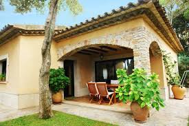 Encontrarás diseños de fachadas de dos pisos y casas de un piso, modernas, con volúmenes; Porches Jardin Y Terrazas Cubiertas 50 Disenos Excepcionales