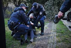 Katarzyna augustynek dumnie kroczyła podczas manifestacji z tęczową torbą i różową czapką. L7esvwrcsw Zsm