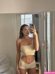 Darilate nude - seductive movement captured in her performance