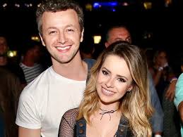 They have a son named theo age 6. Marido De Sandy Lucas Lima Mostra Video Com O Filho Cantando Ao Fundo Quem Quem News