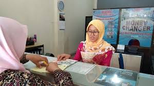 Kadar tukaran mata wang asing money changer. Penukaran Dolar Singapura Dan Ringgit Malaysia Meningkat Bulan Desember Di Banjarmasin Banjarmasin Post