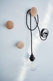 Creez Vous Meme Une Suspension Tendance Avec Une Monture Noire Et Une Belle Ampoule A Suspendre Simplement Sur Une Serie De Pa Patere Bois Luminaire Castorama