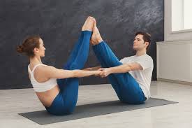 Mit wirkungsvollen sessions stärken sie ihre gesundheit, kräftigen ihren körper und beruhigen den geist. 10 Einfache Yoga Ubungen Zu Zweit Nr 10 Ist Total Cool