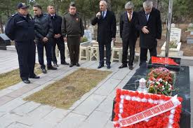 Şehit olan müzik öğretmeni şenay aybüke yalçın, çorum'un osmancık ilçesindeki kabri başında anıldı. Sehit Aybuke Ogretmen Mezari Basinda Anildi Yenibirlik Gazetesi