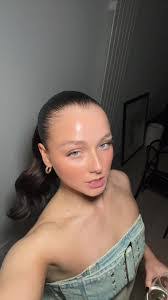 Chloe Howe's Instagram, Twitter & Facebook