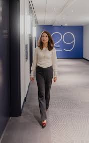 Success In The Financial Services Industry Two Women In Vastly Different Roles Share The Career Advice You Can T Ignore In 2020 Career Woman Fashion Casual Attire For Women Business Attire Women