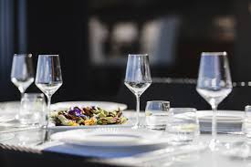 Set the dinner plate in the center of the table setting. How To Set Your Table For A Formal Dinner