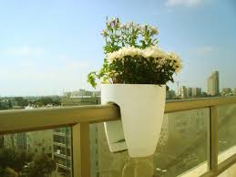 Plant vines and trailing botanicals to create a. Modern Planters For A Balcony Or Any Other Space With Railing Digsdigs