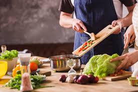 Es difícil, pero puedes aprender a hacerlo bien aquí. 5 Apps Para Aprender A Cocinar En Casa Punto Seguido Upc