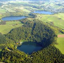 Auch wenn man nicht badet, denn zu jeder jahreszeit lohnt der weg. Vulkanismus Heisser Tipp Geysire Maare Und Krater In Der Eifel Welt