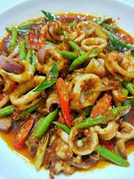 Satukan cili padi, bawang putih, daun ketumbar, kicap sotong, gula dan limau nipis. Resipi Sotong Phat Phet Masakan Ala Thai 2 Dalam 1 Gabungan Aroma Pedas Sedap Membuka Selera Keluarga