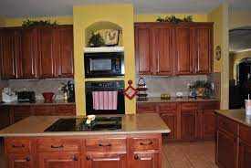 Maybe you would like to learn more about one of these? Schon Wie Zu Schmucken Eine Gelbe Kuche Mobelde Com Yellow Kitchen Walls Yellow Kitchen Brown Kitchen Cabinets