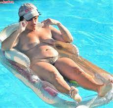 Mature wife naked in the pool Parte 3 Foto Porno - AmaPorn