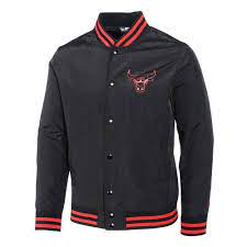 Mitchell & ness bei zalando | entdecke alle highlights von mitchell & ness auf einen blick | aktuelle trends riesige auswahl schnelle lieferung New Era Chicago Bulls Jacke Pop Logo Varsity Schwarz Jetzt Im Bild Shop Bestellen