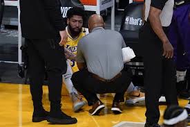 湖人隊 對 太陽隊 直播前觀賽重點 nba季後賽首輪持續激戰，湖人109 比 102 射落太陽，系列賽1比1平手。 好不容易靠著附加賽考驗闖進季後賽的湖人，首輪首戰就吞下敗仗，狀況欠佳的安東尼戴維斯賽後被紫金球迷抨擊為罪人。 Wvz Ejk8vhsr7m