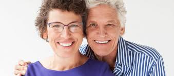 Mantén tu sonrisa radiante: Cuidados y consejos para personas mayores con  implantes dentales