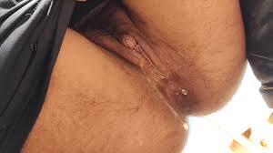 屋外の公共おしっこを放尿するFTMトランスマン。JustFor.fansTripleXTransMan for more