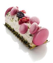La Buche Arielle Paved With Bright Pink Macarons And Filled With Pistachio Sponge Cointreau Infused Nougat And Avec Images Buche De Noel Gateaux Et Desserts Gateau Noel