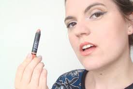 Complétez le déguisement de votre bambin en optant pour la peinture visage enfant pas chère commercialisée chez cdiscount. De L Orange Sur Les Levres Et Sur Les Yeux Autour De Cia