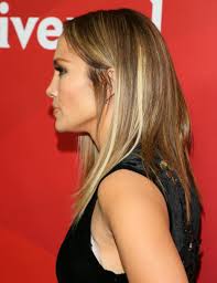 Jennifer lopez medium straight blonde bob haircut with blunt cut bangs and dark blonde highlights. Jennifer Lopez S New Lob Haircut Is Fire But What Else Would You Expect Glamour