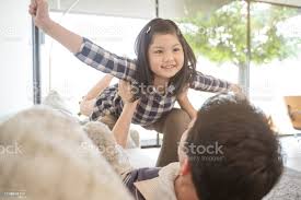 Feliz Hija Nina Jugando Con El Padre Mientras Monta Papa De Vuelta Y Papa Acostado En La Cama En Casa Foto De Stock Y Mas Banco De Imagenes De Etnias Asiaticas E