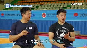 난치병인 '근육 긴장 이상증'을 앓고 있는 '국민 마라토너' 이봉주 선수가 병의 원인을 찾았다고 밝혔다.이봉주가 난치병의 원인을 찾았다고. ê·€ì—½ë‹¤ê³  ë‚œë¦¬ ë‚œ ì•ˆì°½ë¦¼ ìžê¸° ì™¸ëª¨ì— ì´ëŸ° ë§ ë‚¨ê²¼ë‹¤ ì˜ìƒ ìœ„í‚¤íŠ¸ë¦¬