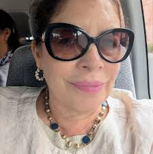 El cuerpo de la maestra Lupita está siendo velado en Mazatlán desde el día  de hoy en la funeraria del Renacimiento El Centro. Quién guste, esperaremos  el jueves 1ro. de Mayo el