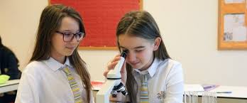 Fizica o intanlasti in fiecare zi doar nu iti dai seama,asupa te actioneza multe forte de exemplu greutatea care te atrage in jos forta gravitationala care actoneza asupra orcarui corp chiar si asupra lumini care este o unda electromagnetica ca si radiatia gama si conforma legi atractiei universale a lui. Fizica È™i ViaÈ›a CotidianÄƒ Avenor