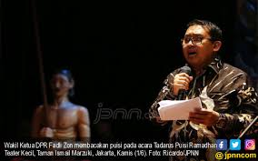 Jika bapak menganalogikan bahwa pak joko widodo adalah seorang salesman, maka indonesia patut berbangga diri, memiliki seorang salesman sebagai pemimpinnya. Tadarus Puisi Di Hari Pancasila Ala Fadli Zon Page 2 Nasional Jpnn Com