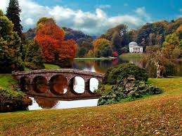 Перевод слова picturesque, американское и британское произношение, транскрипция a very picturesque scene — очень живописная сцена picturesque cottage — живописный домик, домик. Picturesque Definition Stoned Reloading