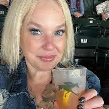 Vicki Pederson's Instagram, Twitter & Facebook