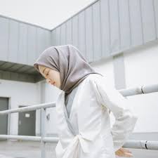 Motif full brukat dengan model dress mirip seperti gamis. Nggak Harus Hitam 4 Jilbab Dengan Warna Netral Ala Gitasav Ini Bisa Kamu Coba Loh Facetofeet Com