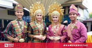 Di dalam pakaian adat sumatera barat wanita yang bernama bundo kanduang ini ada baju yang bernama baju batabue. Inilah 34 Pakaian Adat Tradisional Di Indonesia Indozone Id