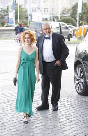 Is a czech politician, currently serving as the 11th president of czechoslovakia, in office since 22 october 2007. Zrzka V Zelenem Knize Schwarzenberg Mel Na Premiere Nabarveneho Ptacete Novy Doprovod Expres Cz