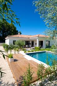 Choisir Une Maison De Plain Pied Ou Une Maison Avec Etage Reste Le Dilemme De Plusieu En 2020 Modele Maison Moderne Constructeur Maison Maison Plein Pied Contemporaine