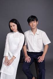 Hà lan học sau ngạn hai lớp, nhưng do ngạn học hành lớt phớt, suốt ngày vác đàn ghita đi lang thang đong gái nên bị đúp, và phải xuống học cùng lớp với hà lan. Cha Ä'áº» Máº¯t Biáº¿c Nguyá»…n Nháº­t Anh Noi Gi Khi Gáº·p Trá»±c Tiáº¿p Ngáº¡n Va Ha Lan Ngoai Ä'á»i Háº­u TrÆ°á»ng Phim Viá»‡t Giáº£i Tri