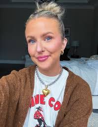 Pet Sasso's Instagram, Twitter & Facebook