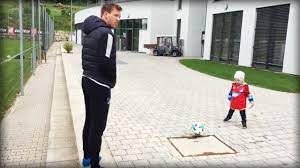 We like to keep it simple. Neben Dem Trainingsplatz Nagelsmann Kickt Mit Kleinem Hoffenheim Fan Bundesliga Bild De