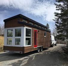 A Beautiful Modern House On Wheels From Vivre En Mini A Tiny Home Builder Based In Alma Quebec Tiny House Towns Small House Tiny House