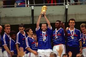 Pochette equipe de france 98 packet, tüte, bustina panini 1998. L Equipe De France 98 Va Rechausser Les Crampons