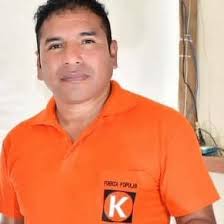 MIENTRAS LOS NOMBRADOS RECLAMAN SUS DERECHOS EL MEJOR ALCALDE DE LA  HISTORIA DE PICHANAKI DISQUE ESTA TRABAJANDO EN LLUVIA, TRUENOS, SOL,  LODO.. SEGURO. QUE SU COORDINADOR DE PRENSA LE DIJO ¿ELÍSEO HERMANO