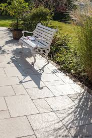 Die Warme Zimtbraune Optik Der Terrassenplatten Macht Auf Der Flache Einen Tollen Gesamteindruck Mit Mit Ornamen Terassenentwurf Outdoor Dekorationen Terrasse