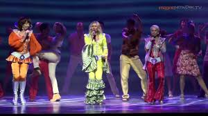 Den første uka med forestillinger er utsolgt, og kjendisene som kom på den røde løperen gleder seg. Showcase Mamma Mia Musical Dancing Queen Youtube