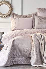 Yatak odanız ve banyonuz için tasarlanan uzun ömürlü ve zarif ürün çeşitliliğiyle elena bornoz seti, konforlu, gösterişli bir tercih olarak öne çıkıyor. Karaca Home Valeria Delux Silver Ceyiz Seti Karaca