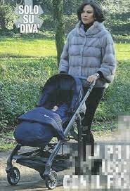 Ramona badescu sarà mamma del suo primo figlio a 50 anni. Ramona Badescu A Passeggio Con Il Figlio Le Foto