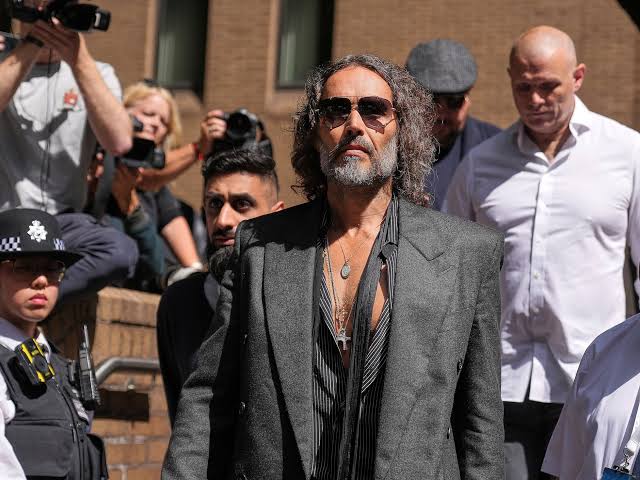 Russell Brand se declara “no culpable” de cinco delitos de violencia sexual  por los que se le acusaba | Sociedad | EL PAÍS