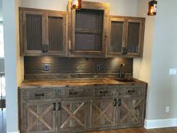 Su Rustico Granero De Madera Centro De Entretenimiento Bar Rustic Kitchen Cabinets Rustic Kitchen Pallet Kitchen Cabinets