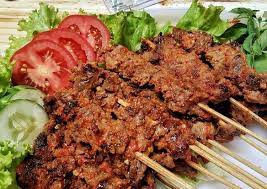 Agar rasa daging sapi lebih enak, biasanya daging sapi untuk sate sapi direndam dulu dengan bumbu agar lebih juicy dan enak. Resep Sate Sapi Bumbu Rujak Sempurna